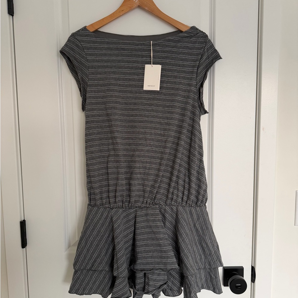❌sold❌ Gray Stripe Ruffle Mini Dress Wide Neck Size 6 Casual - Picture 3 of 5